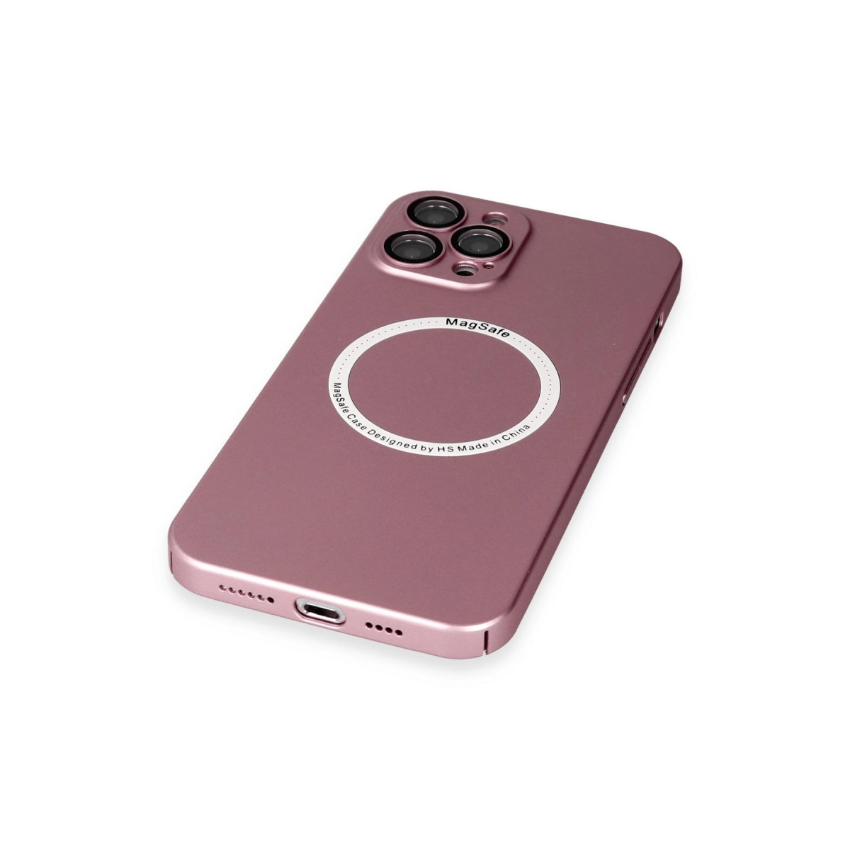 Üç kamera kesiği ve beyaz MagSafe halkası olan pembe altın rengi bir iPhone kılıfı, beyaz bir arka plan üzerinde açılı duruyor.