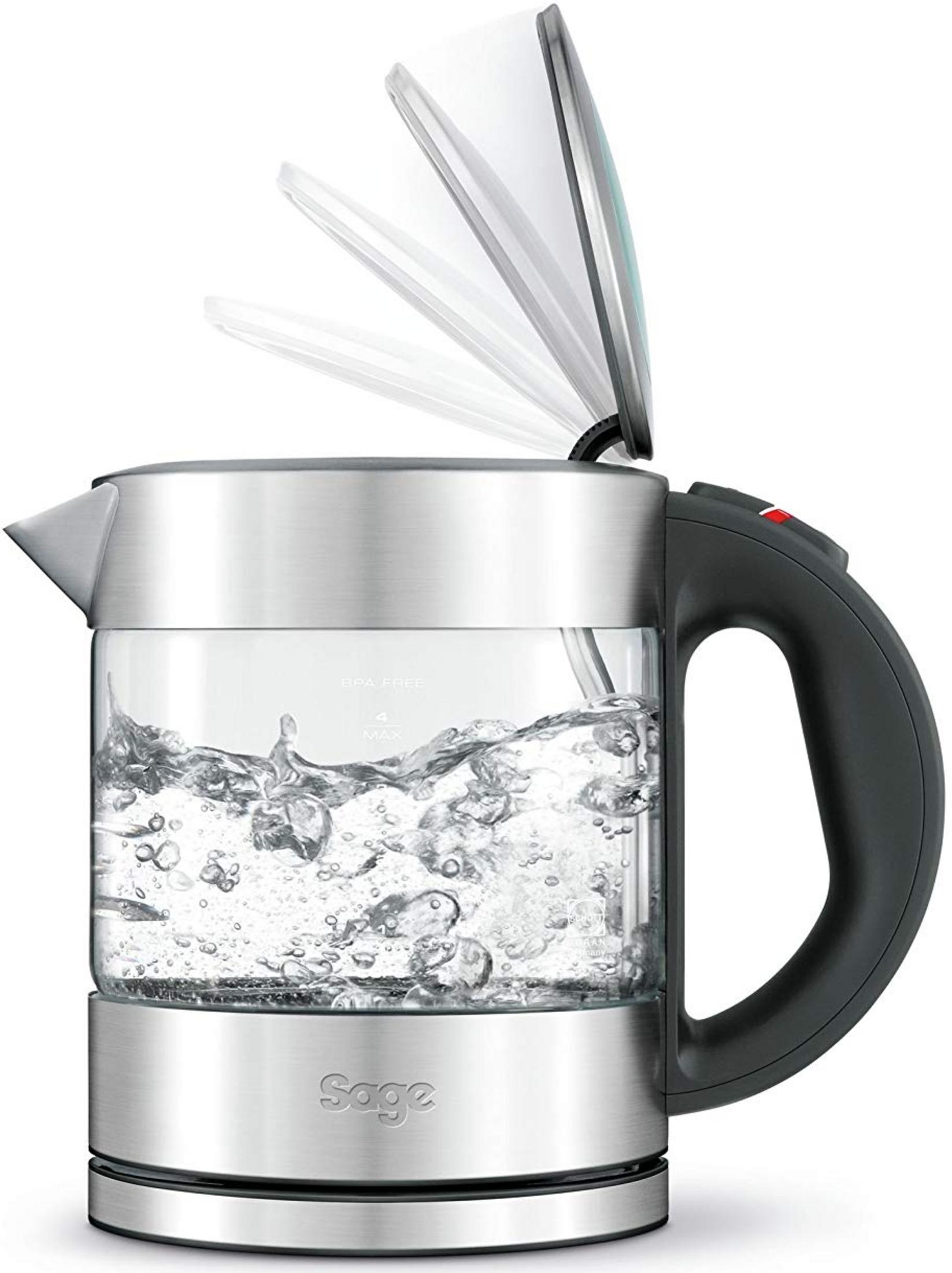 Ein silberner Wasserkocher mit Glasbehälter, der Wasser kocht. Der Deckel ist geöffnet.