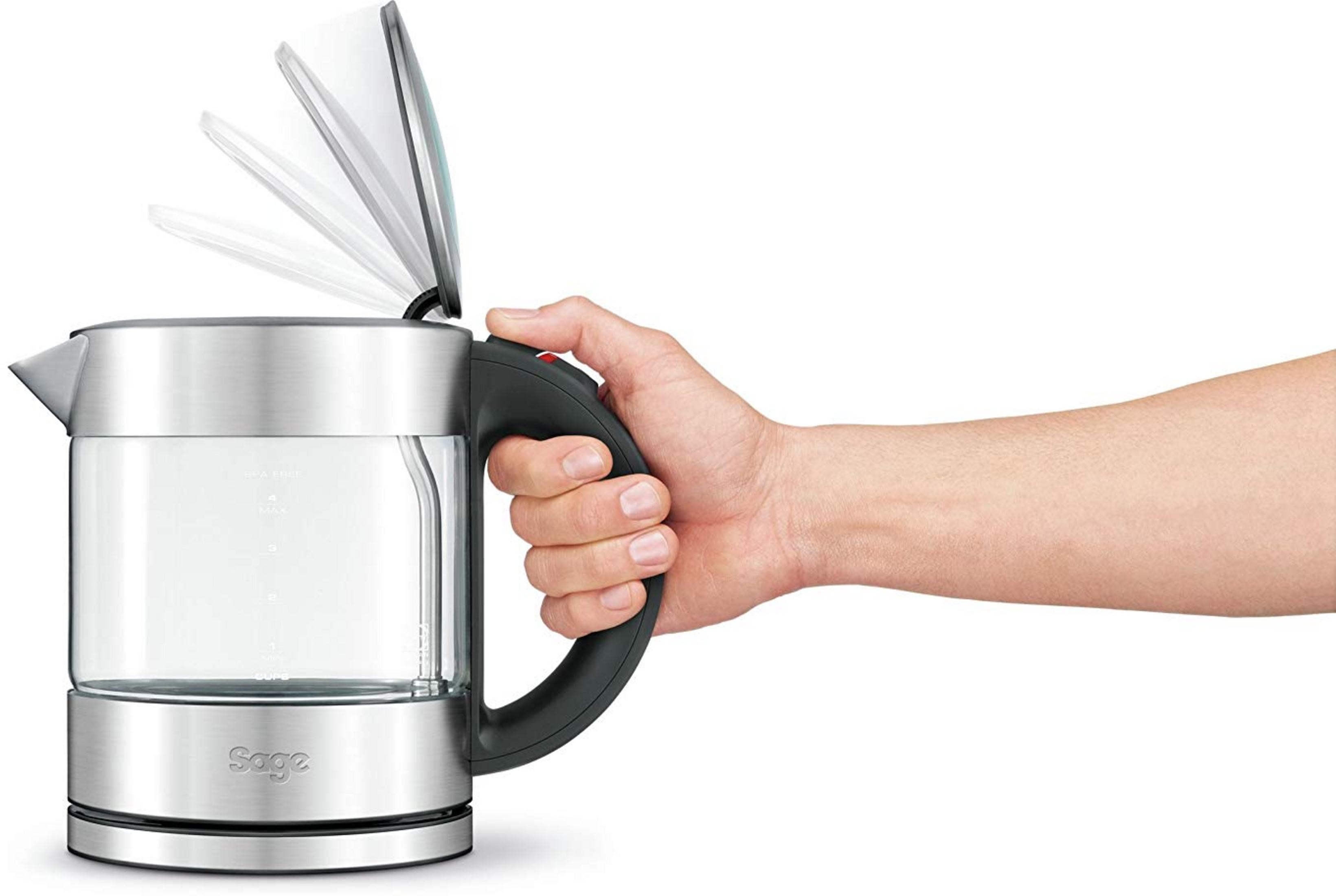 Eine Hand öffnet den Deckel eines Glaswasserkochers mit Metallboden.