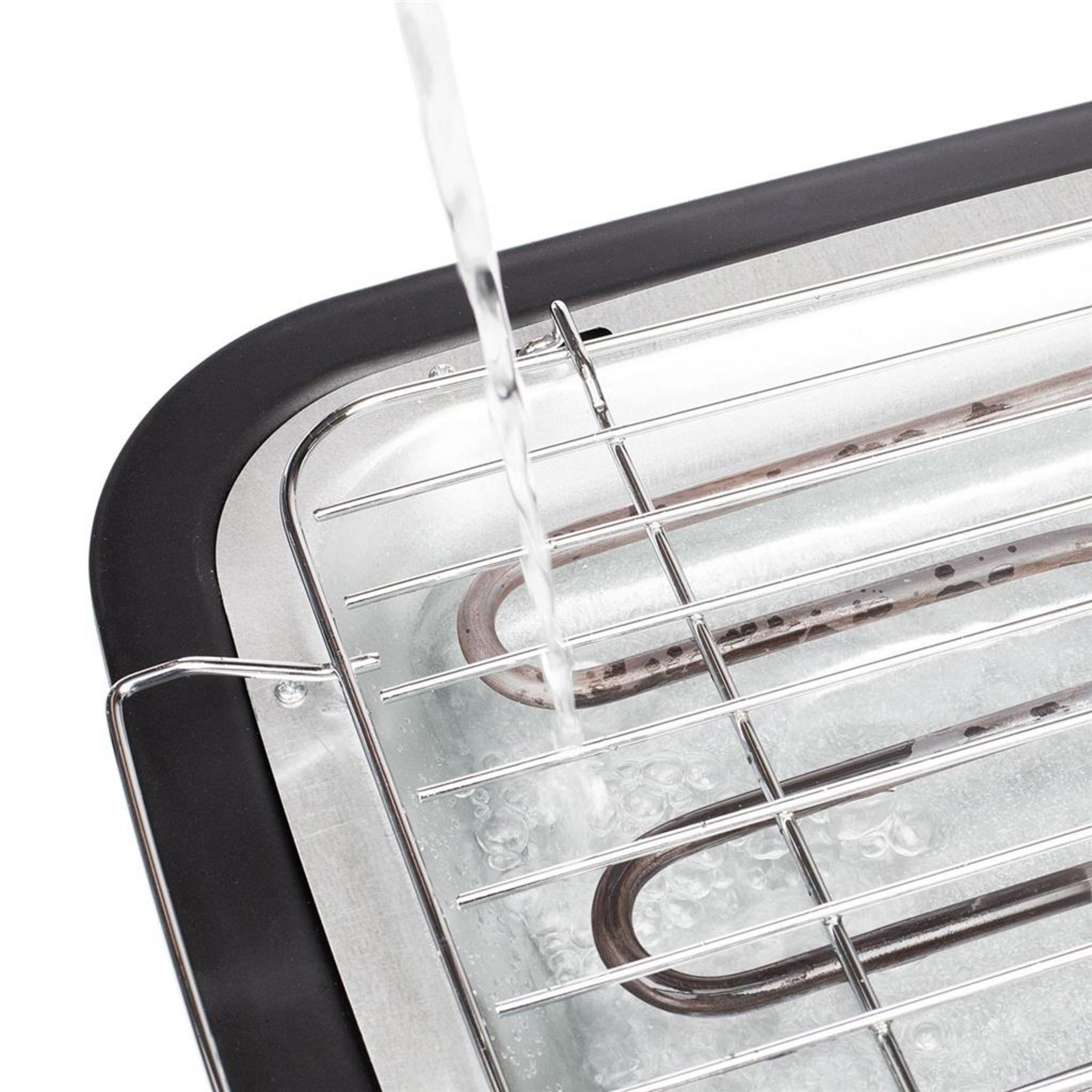 Wasser fließt auf einen Grillrost mit Heizelementen und Sprudeln darunter.