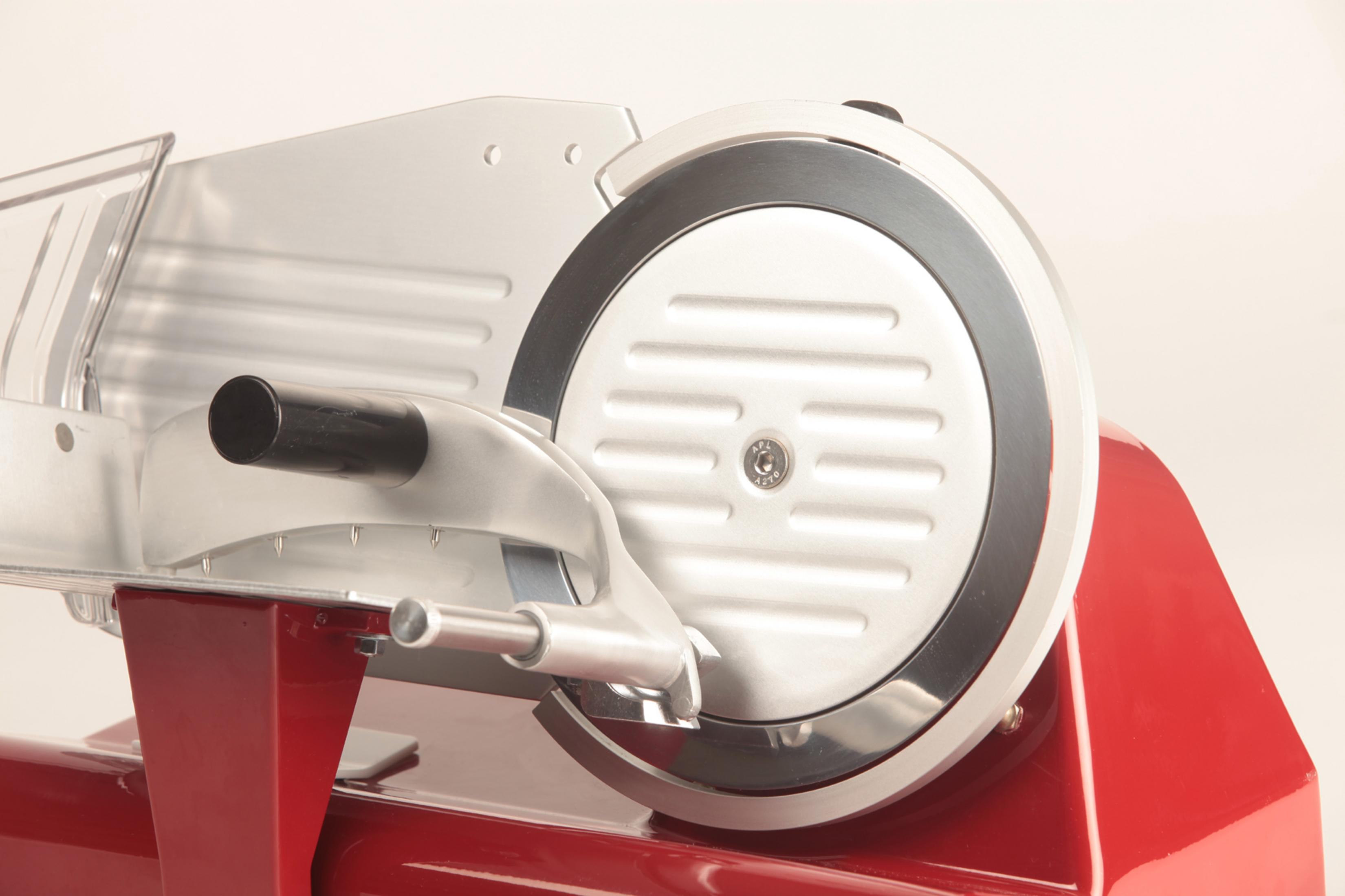 Trancheuse à viande rouge avec lame argentée et manche noir.