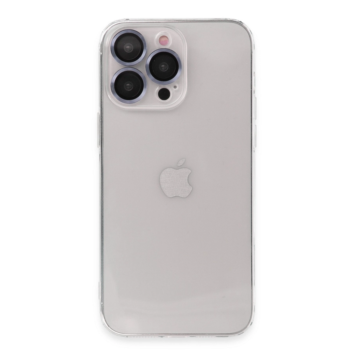 Üçlü kamera kurulumlu ve Apple logosu olan gümüş iPhone üzerinde şeffaf kılıf.