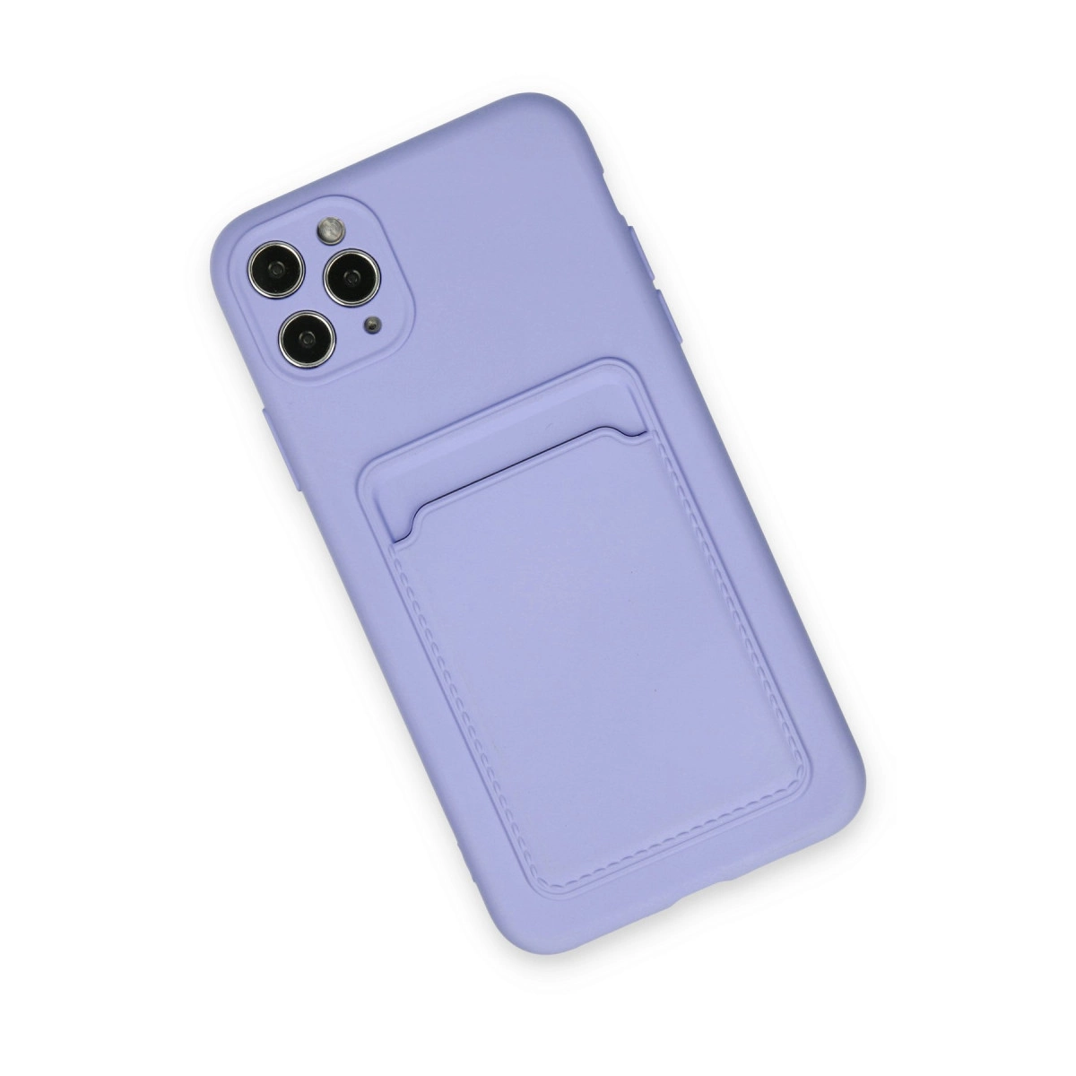 Beyaz arka plan üzerinde kart yuvalı ve üç kamera lensli açık mor telefon kılıfı.