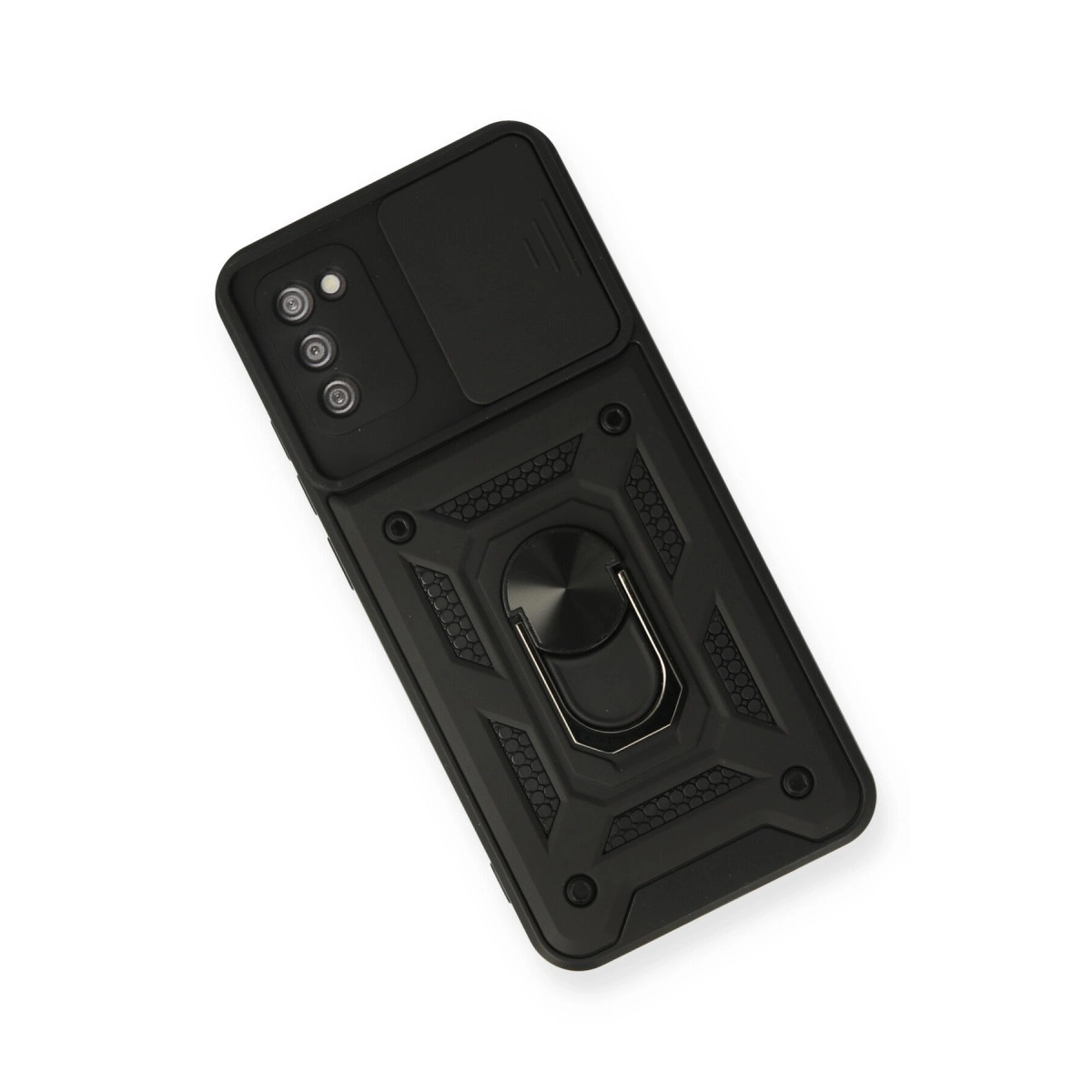 Beyaz arka plan üzerinde kamera kapaklı ve halka tutuculu siyah telefon kılıfı.