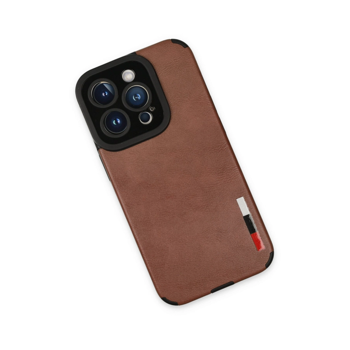 Kamera lensli ve renkli şeritli kahverengi telefon kılıfı.