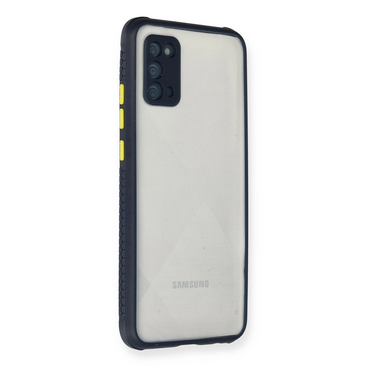 Üç kameralı, sarı düğmeli ve Samsung logolu siyah telefon kılıfı.