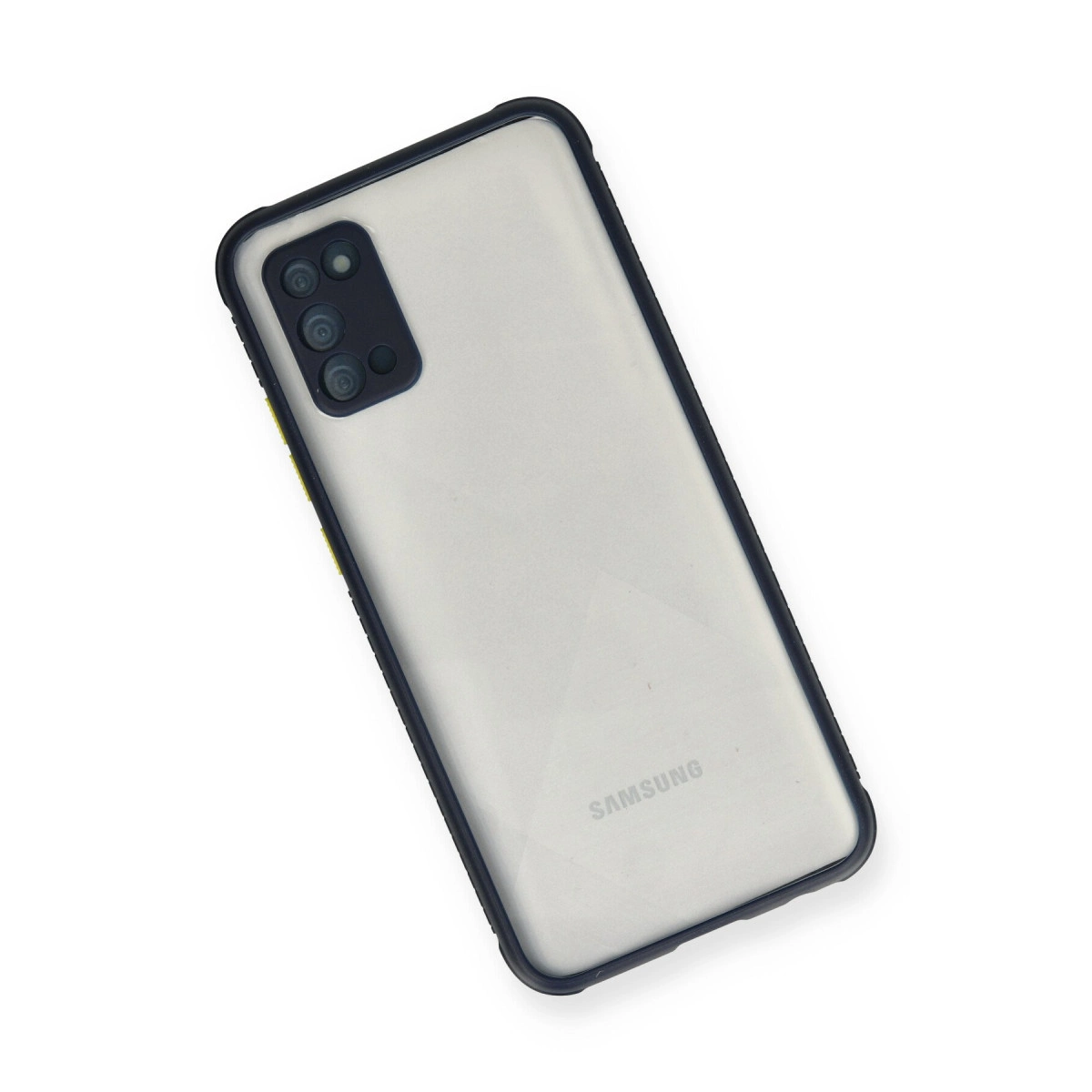 Dört kameralı ve Samsung logolu akıllı telefonun arkası.