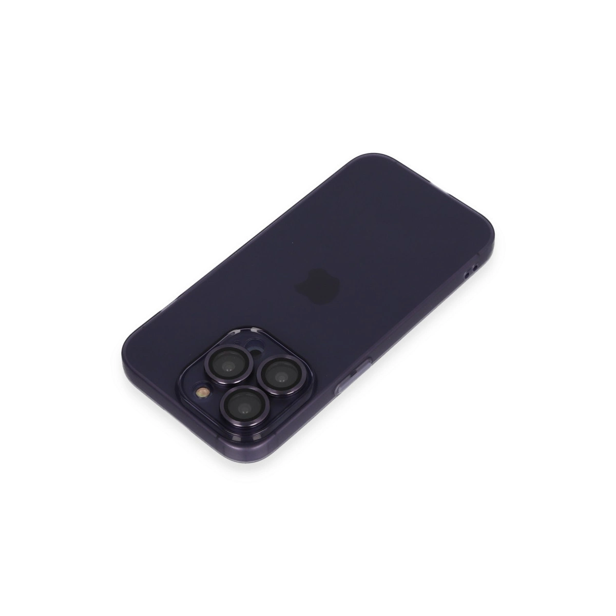 Beyaz arka plan üzerinde üç lensli koyu mor telefon kılıfı.