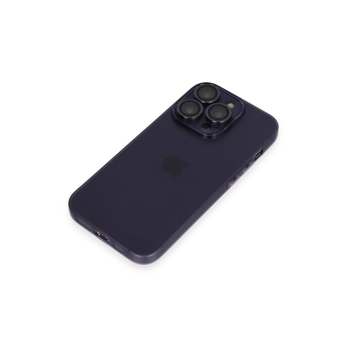 Beyaz arka plan üzerinde üçlü kamera sistemli koyu mor iPhone.