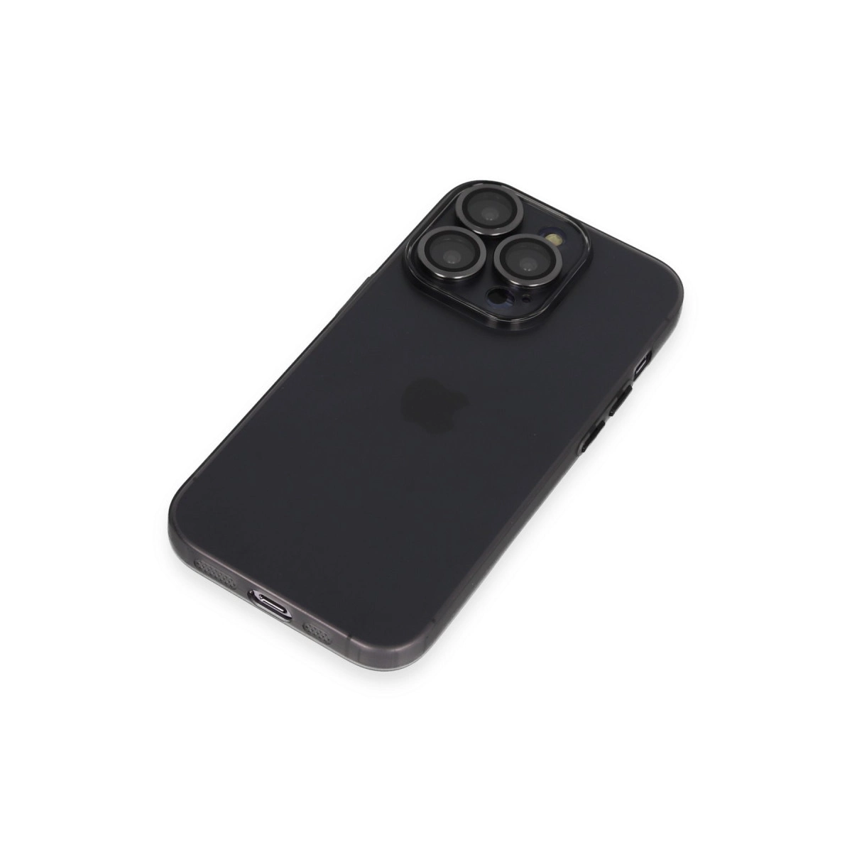 Üç kameralı siyah bir iPhone beyaz zeminde duruyor.