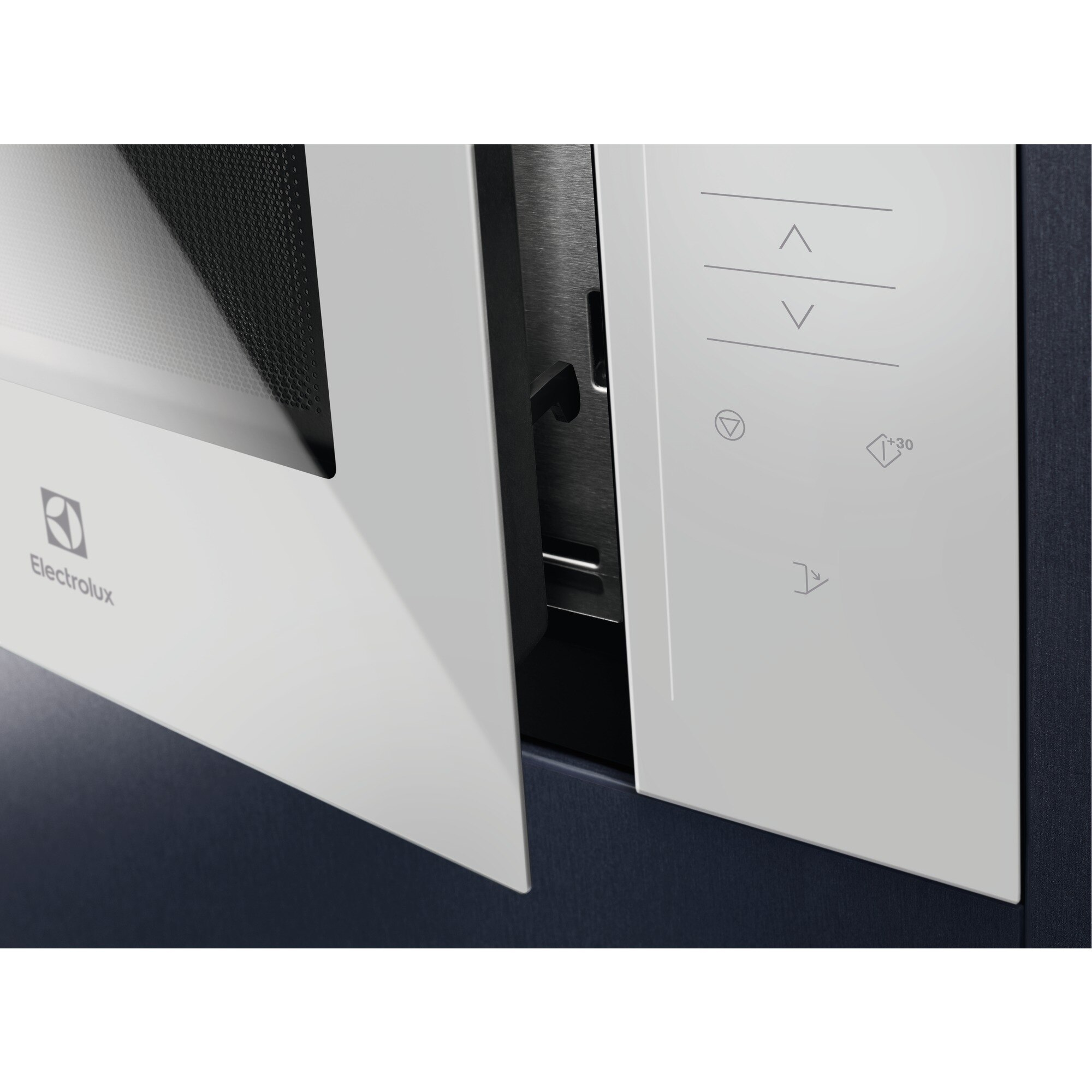 Primo piano di una porta bianca per microonde con logo Electrolux e pannello di controllo.