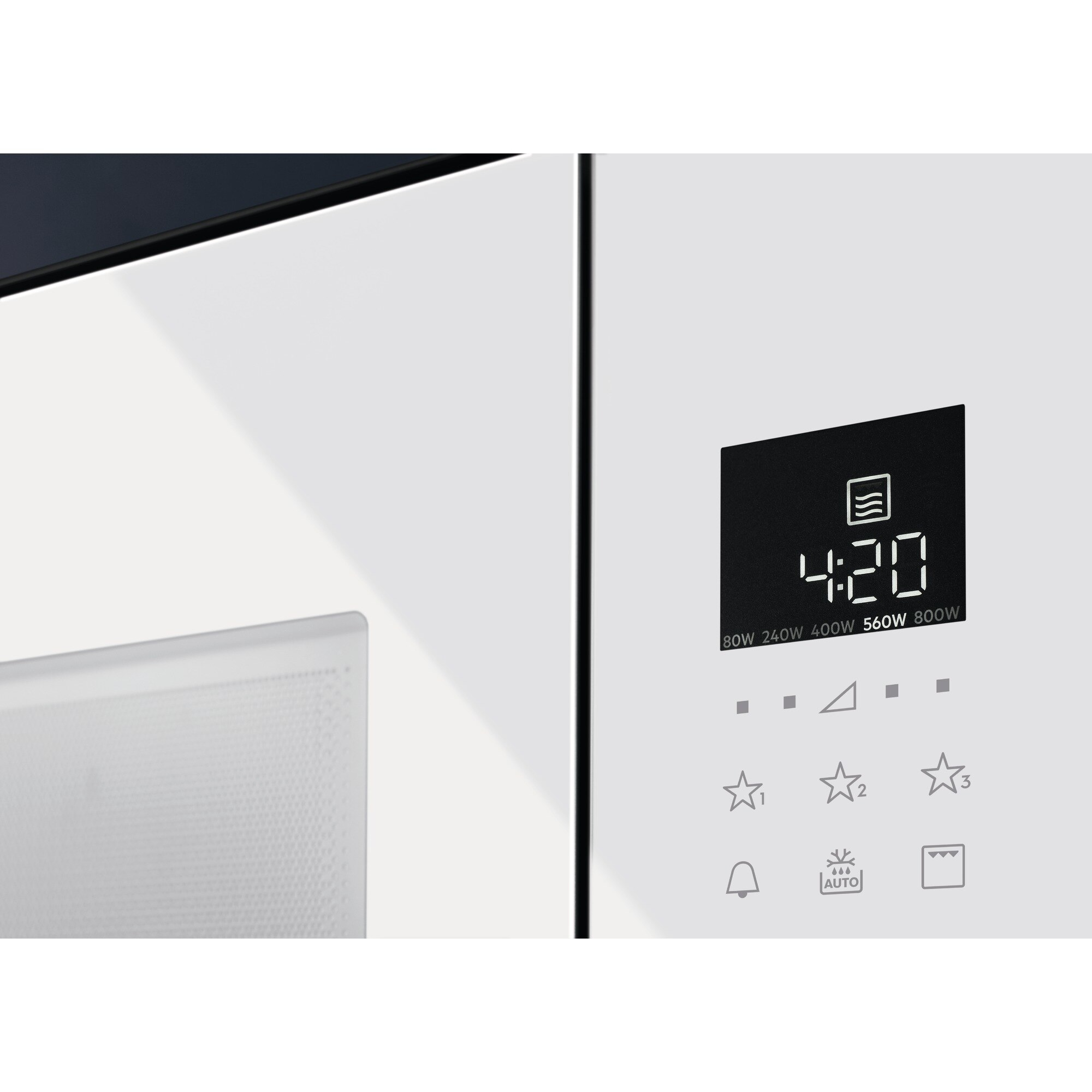 Un elettrodomestico bianco con display digitale che mostra 4:20 e livelli di potenza.