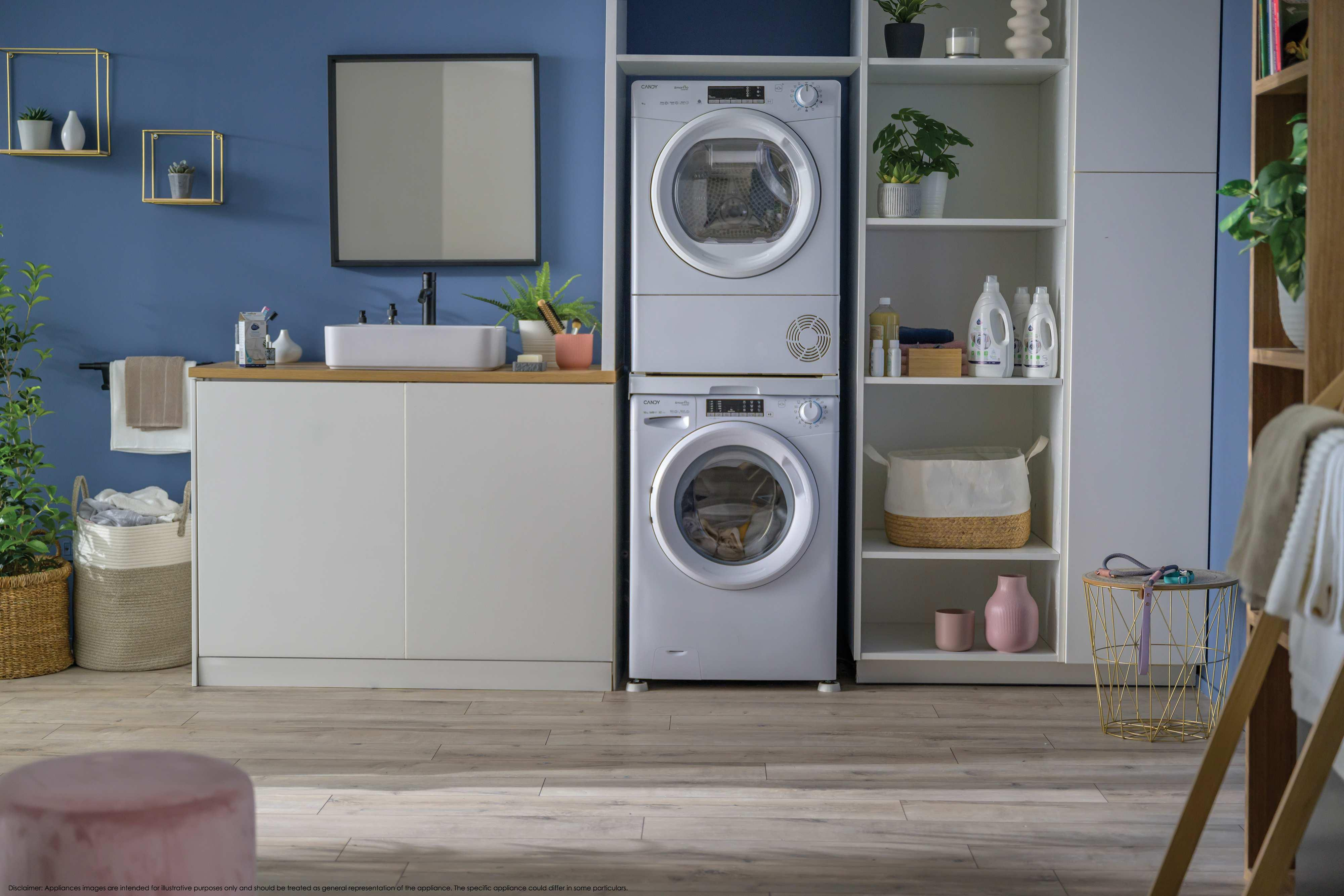 Un baño con lavadora, secadora, lavabo y estantes.