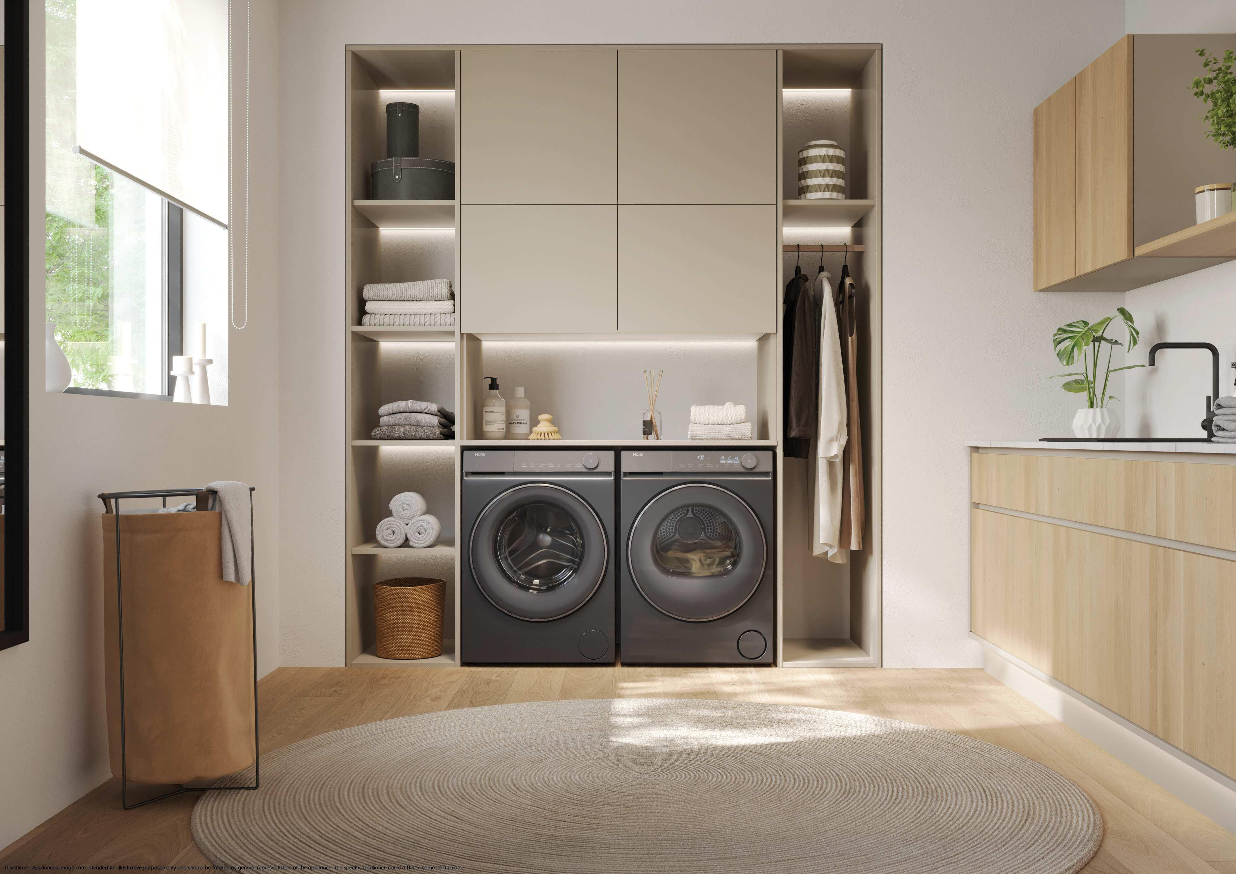 Lavanderia moderna con due lavatrici Haier, mensole e vestiti.