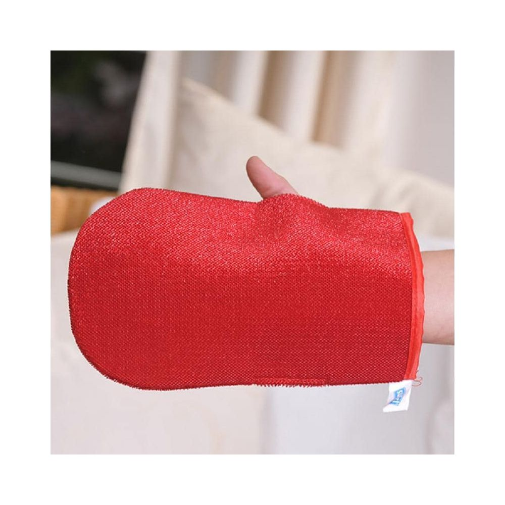 Rote Duschbürsten-Mithose mit einer Hand.