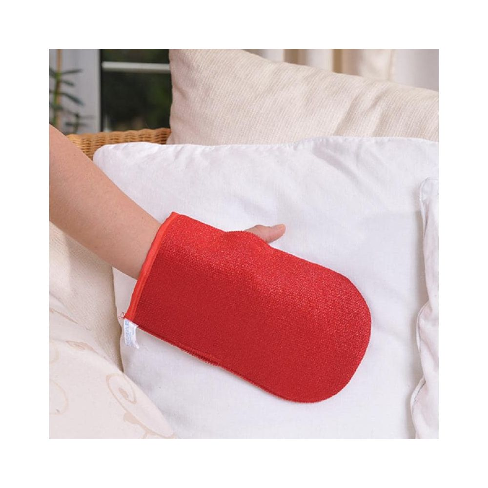 Rote Peeling-Mithte trägt eine Hand, die sich auf einem weißen Kissen befindet.