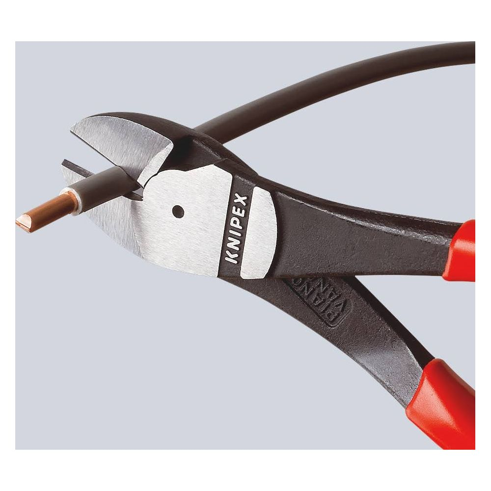 Pinza Knipex che taglia un cavo nero con anima in rame.