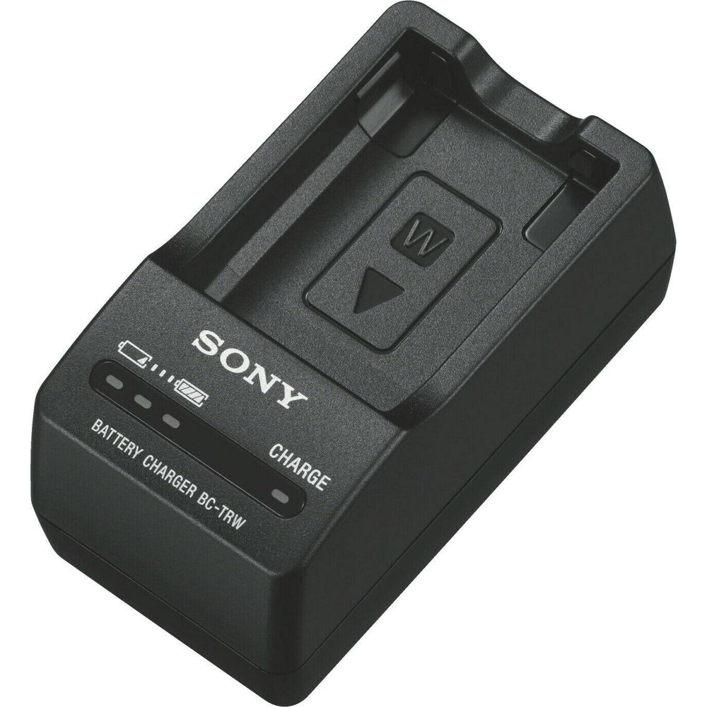 Cargador de batería Sony BC-TRW negro con indicador de carga y logo.