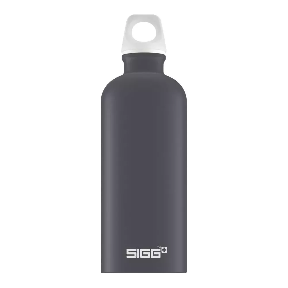 Graue SIGG-Flasche mit weißem Henkel und Deckel. Der Schriftzug SIGG ist weiß.