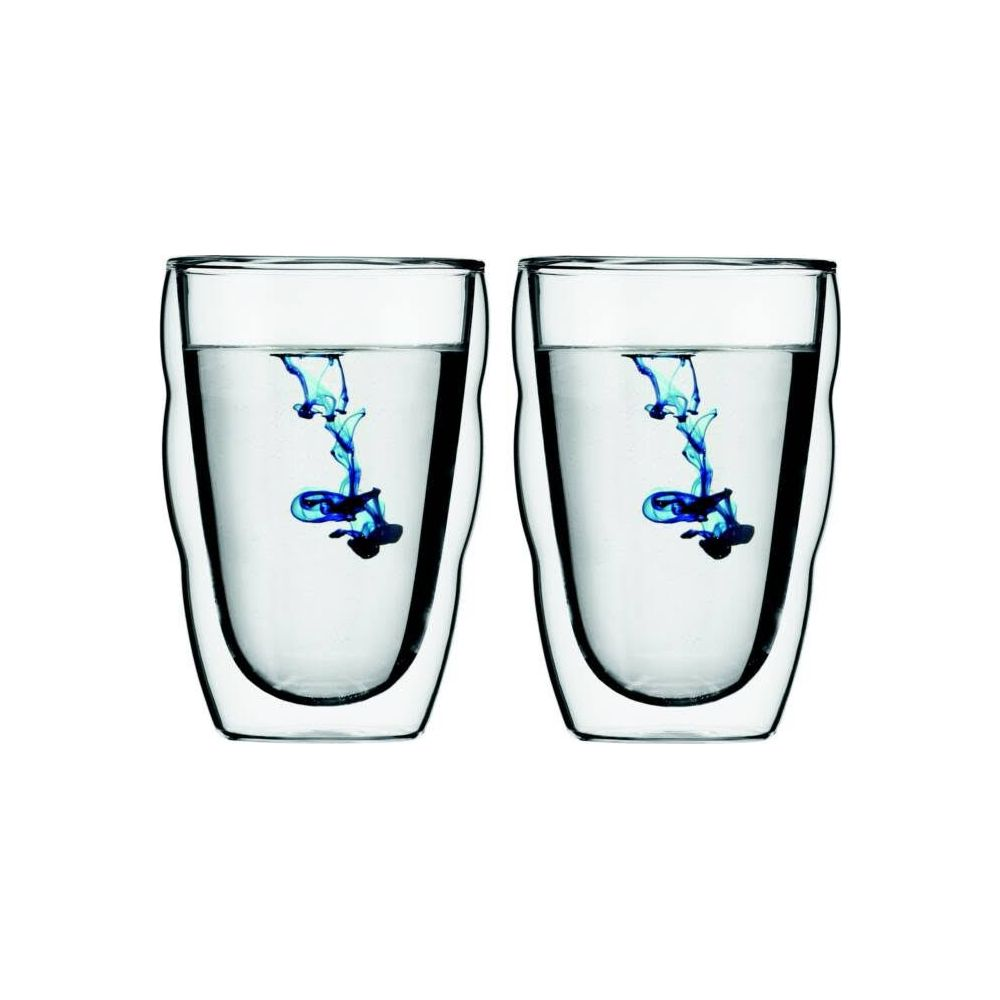 Zwei doppelwandige Gläser mit Wasser und blauer Tinte, die sich auflöst.