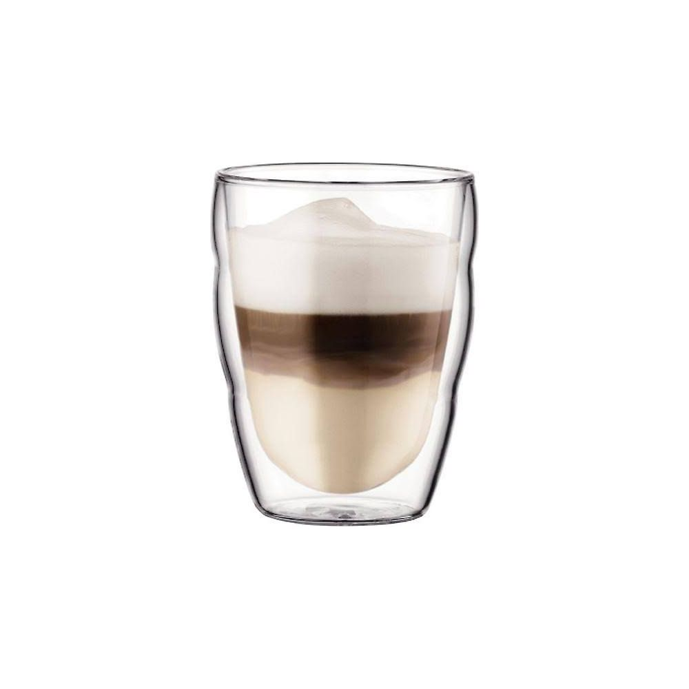 Doppelwandiges Glas mit geschichtetem Kaffee und Milchschaum.