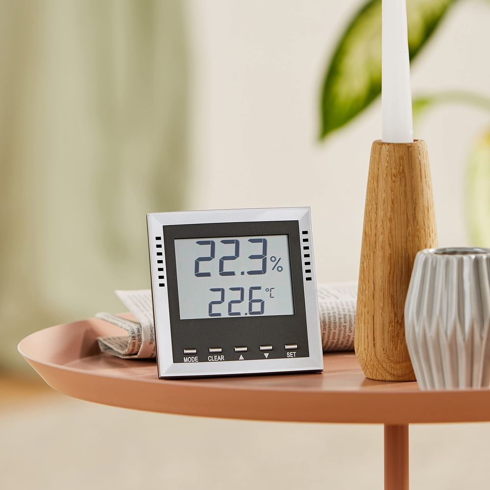Digitales Thermometer zeigt 22,3% und 22,6°C auf einem Tisch.