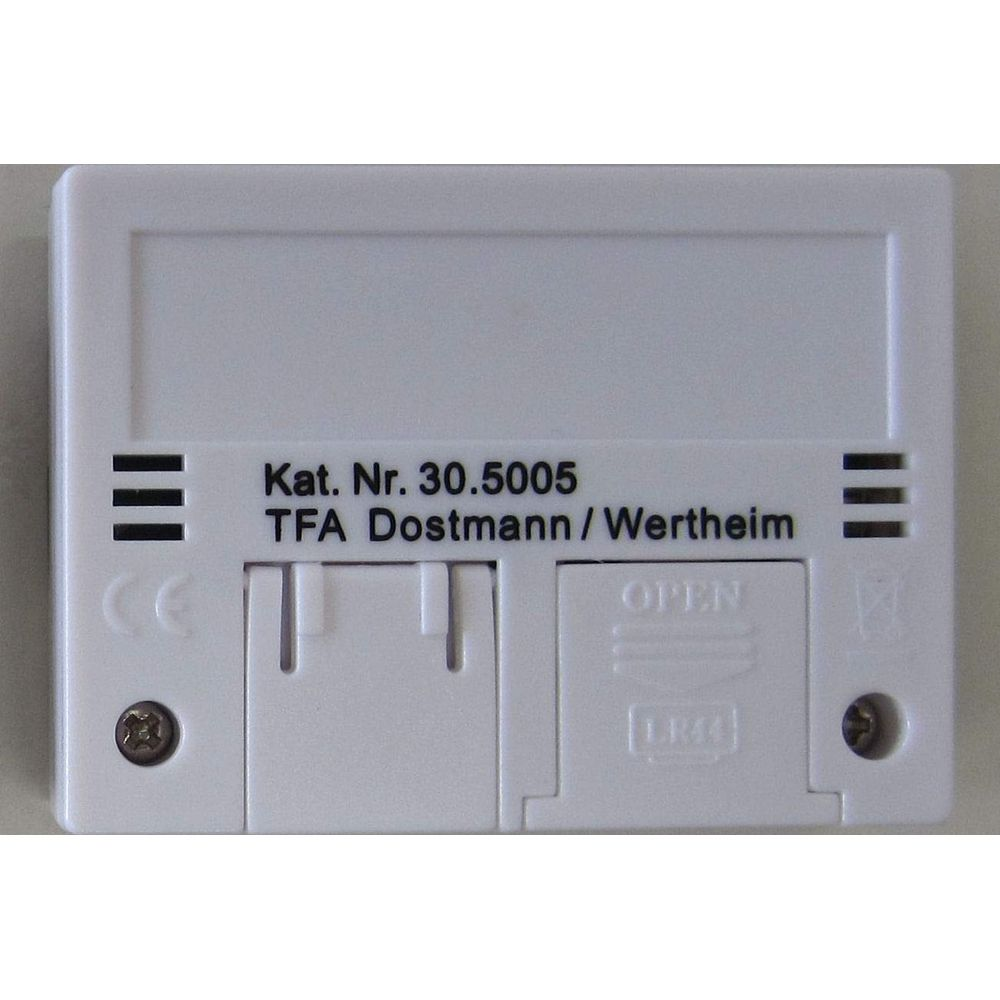 Rückseite eines weißen Geräts mit "Kat. Nr. 30.5005 TFA Dostmann" Beschriftung.