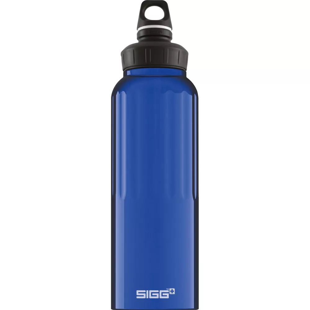 Blaue SIGG-Wasserflasche mit schwarzem Deckel und Tragegriff.