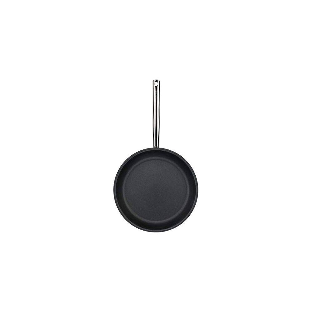 Schwarze Bratpfanne mit langem, glänzendem Metallgriff, isoliert auf Weiß.