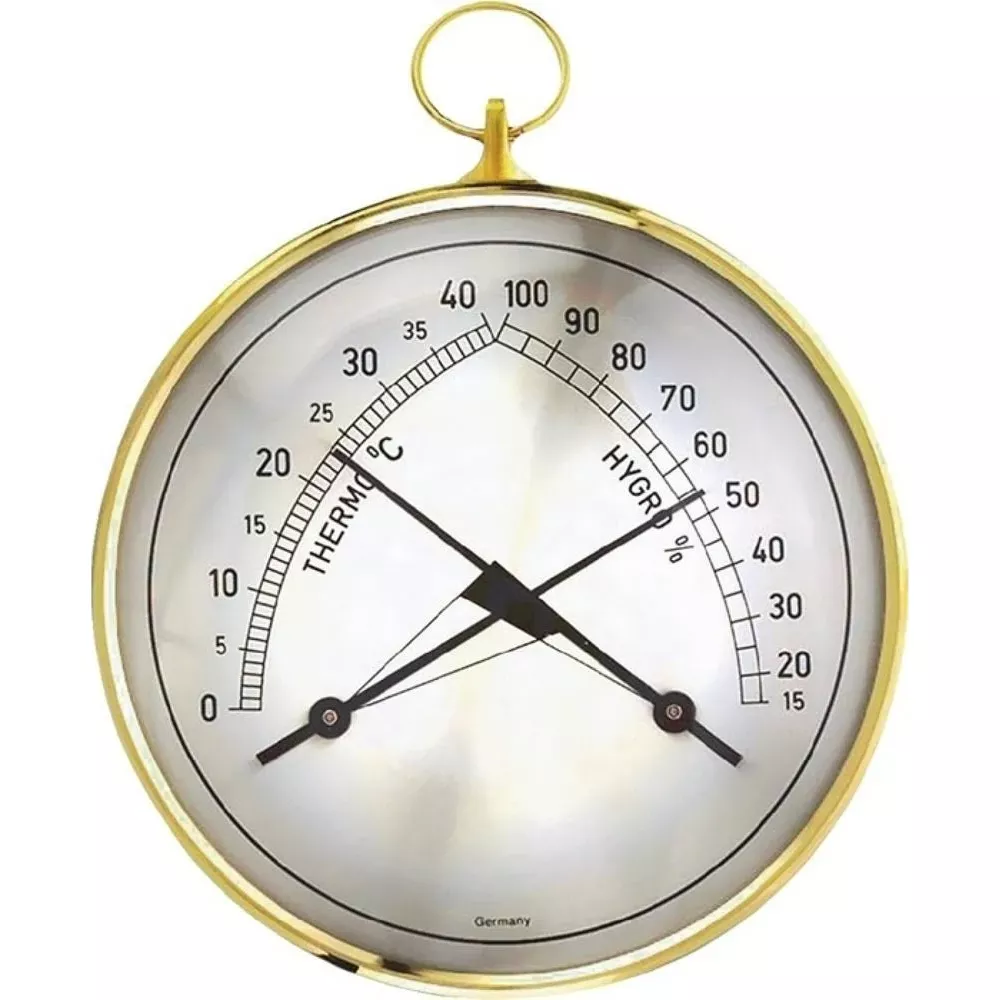 Ein goldgerahmtes Thermometer und Hygrometer mit weißen Zifferblättern.