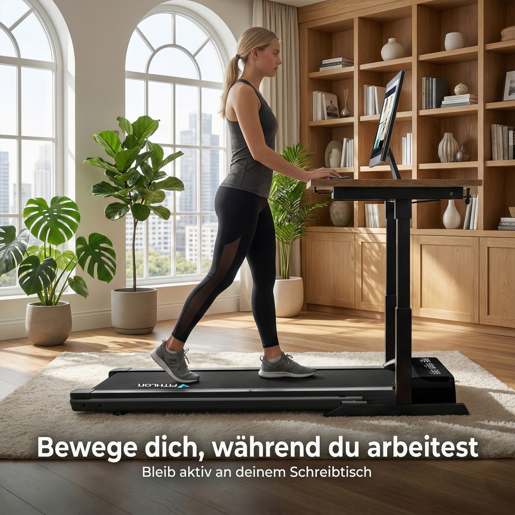 Frau auf Laufband vor höhenverstellbarem Schreibtisch mit Computer.