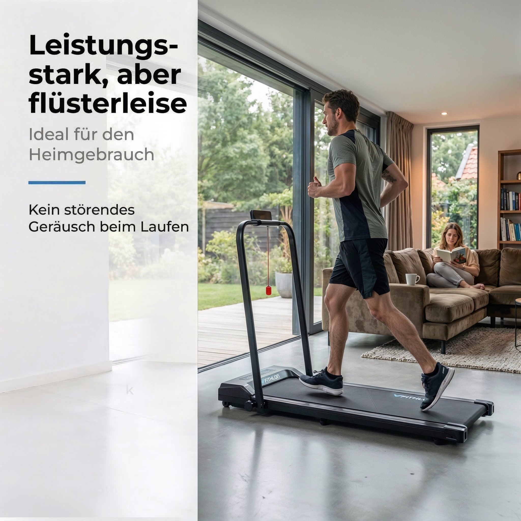 Mann läuft auf Laufband in hellem Raum, Frau liest Buch auf Sofa im Hintergrund.