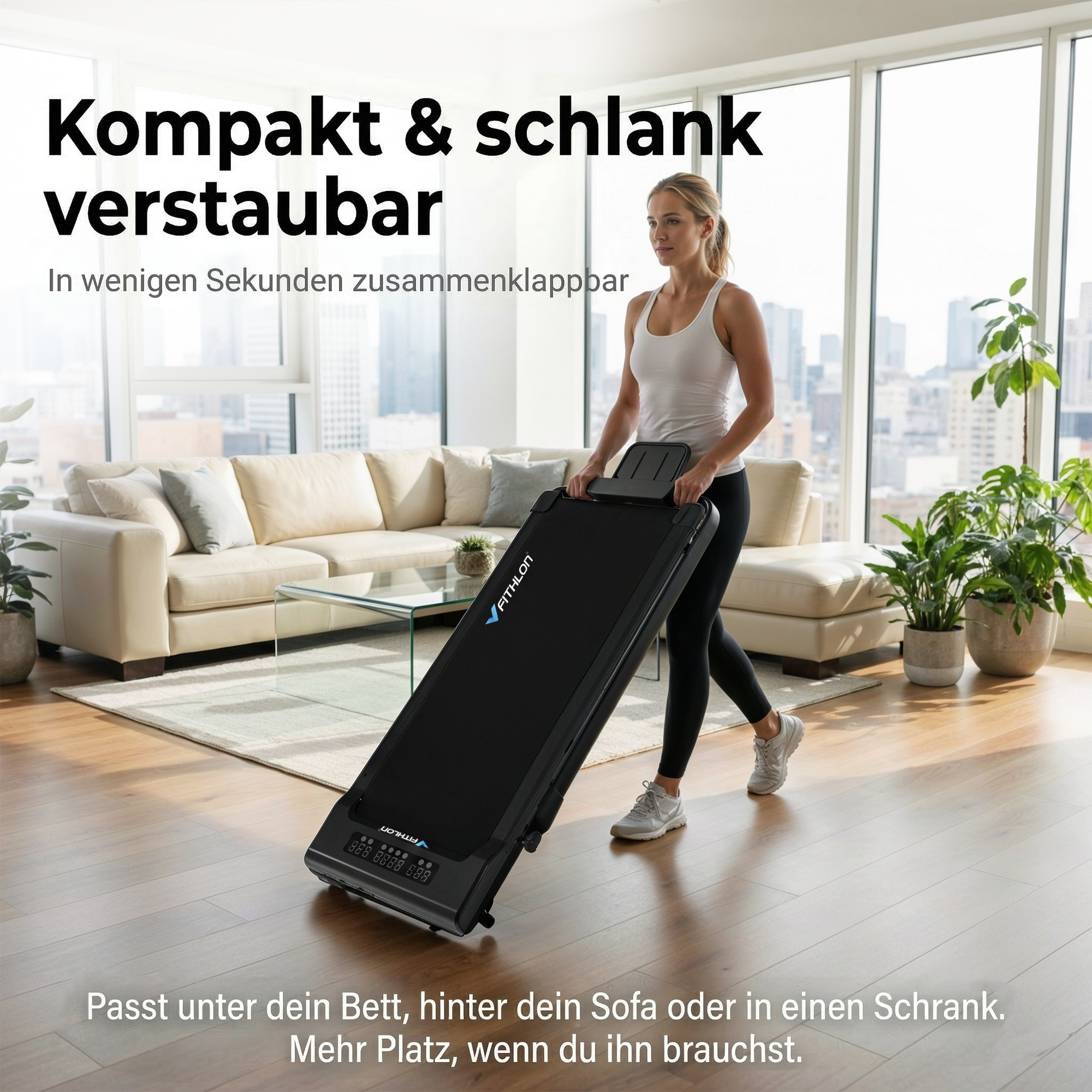 Frau schiebt ein zusammenklappbares Laufband in einem Wohnzimmer.