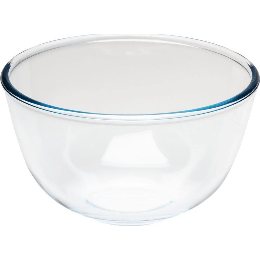 Eine transparente Glas-Rührschüssel mit blauem Rand, auf weißem Hintergrund.