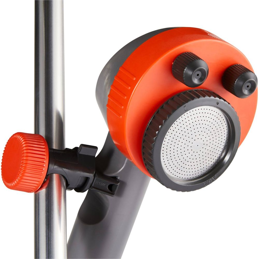 Pomarańczowa głowica węża ogrodowego z dwoma czarnymi gałkami i prysznicem.