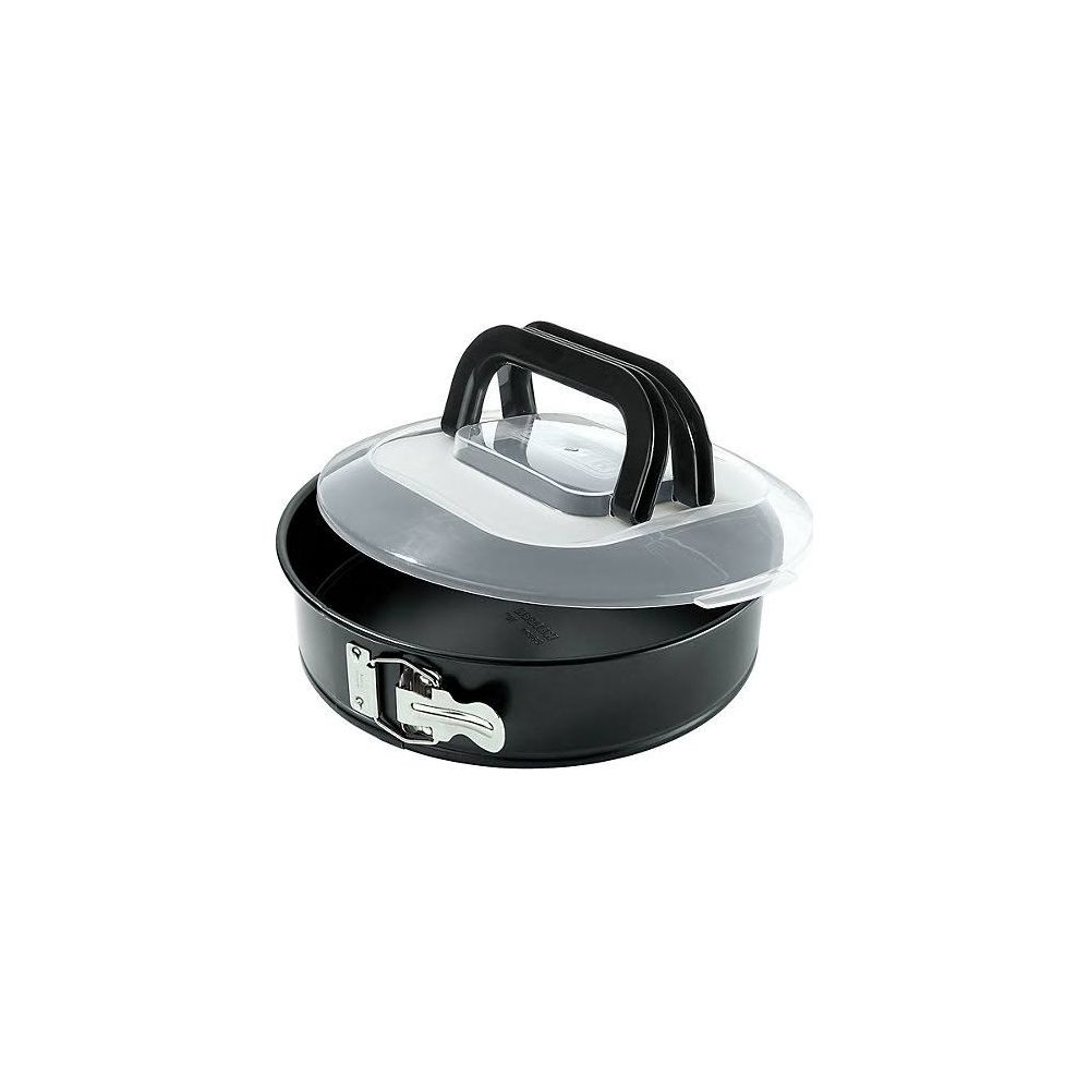 Eine schwarze Springform mit transparentem Plastikdeckel und zwei schwarzen Griffen auf weißem Hintergrund.