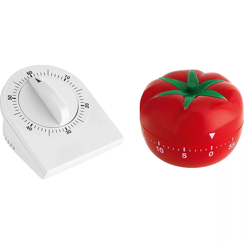 Ein weißer Timer und ein Tomaten-Timer nebeneinander auf weißem Hintergrund.