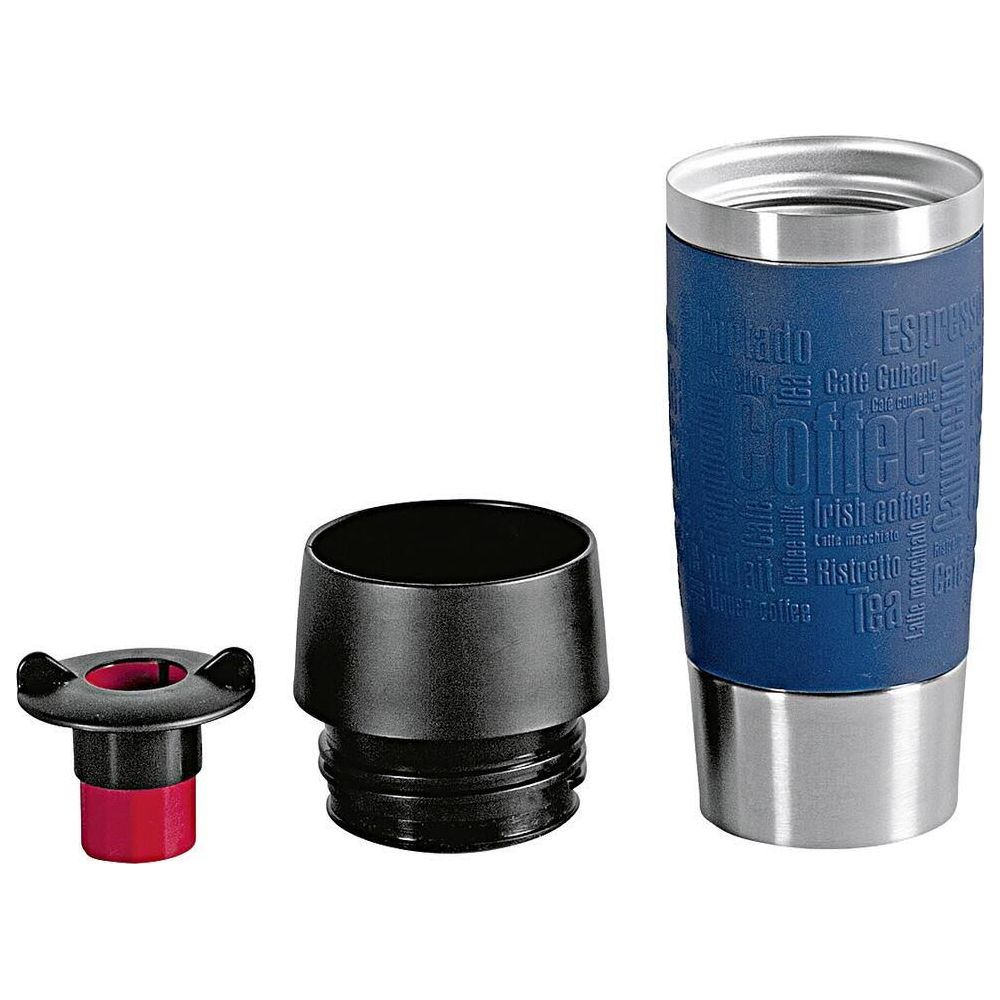 Ein blauer Reisebecher mit silbernem Boden, daneben zwei schwarze Deckel.