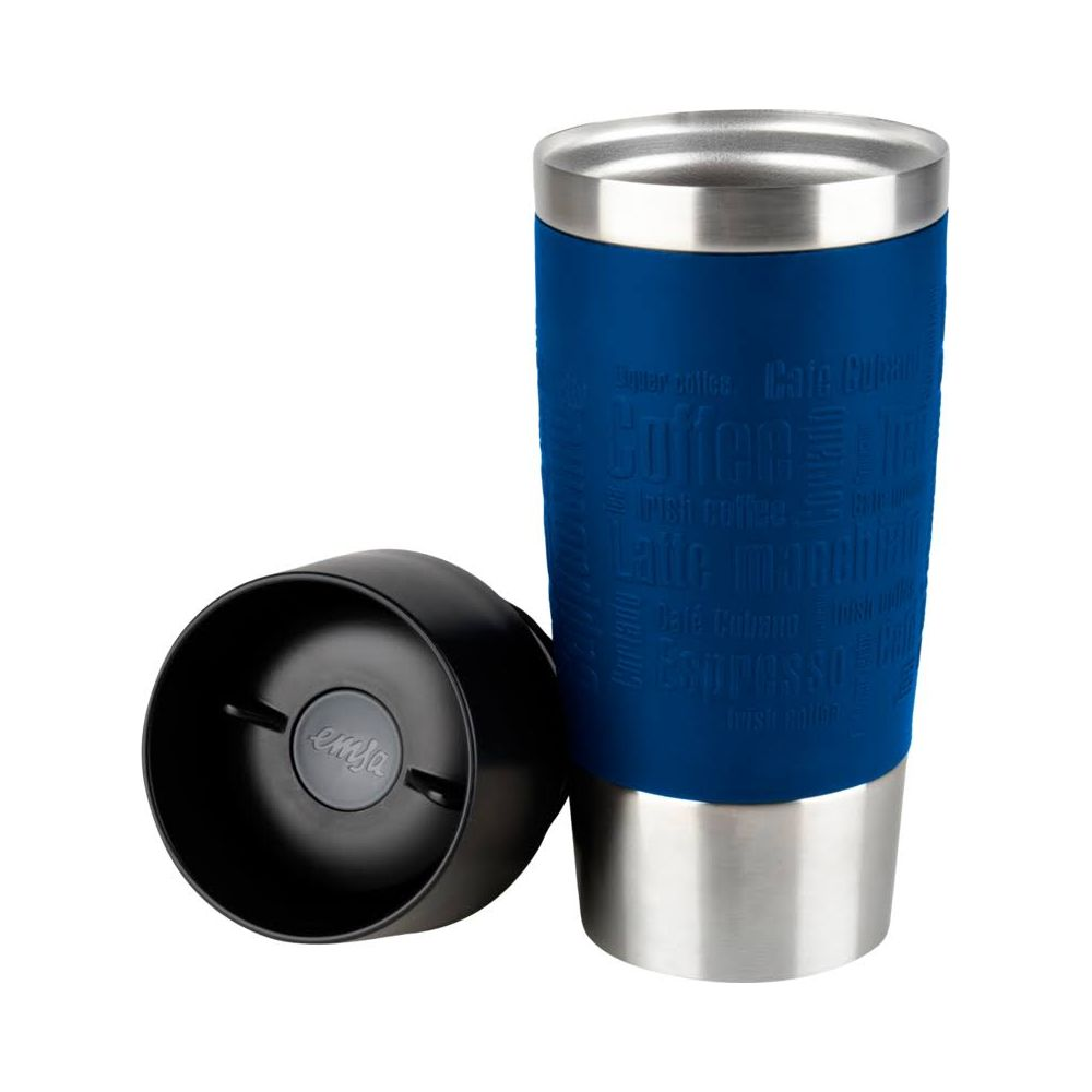 Ein blauer Kaffeebecher mit silbernem Deckel und Aufdruck. Der schwarze Deckel liegt daneben.