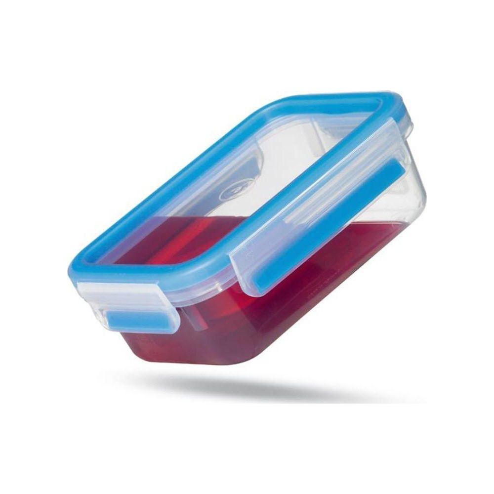 Ein durchsichtiger Behälter mit blauem Deckel, der rote Flüssigkeit enthält.