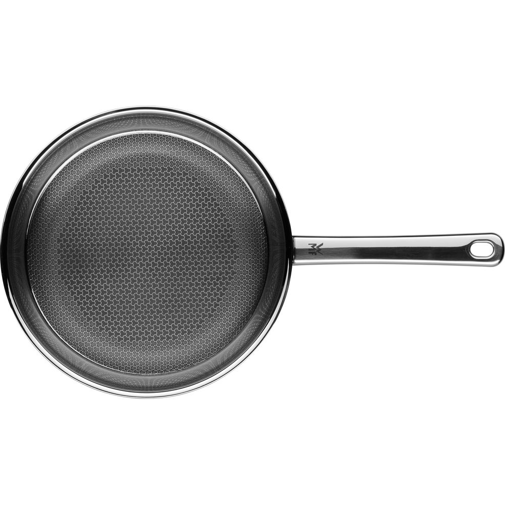 Srebrna patelnia z wzorem plastra miodu na wewnętrznej powierzchni.