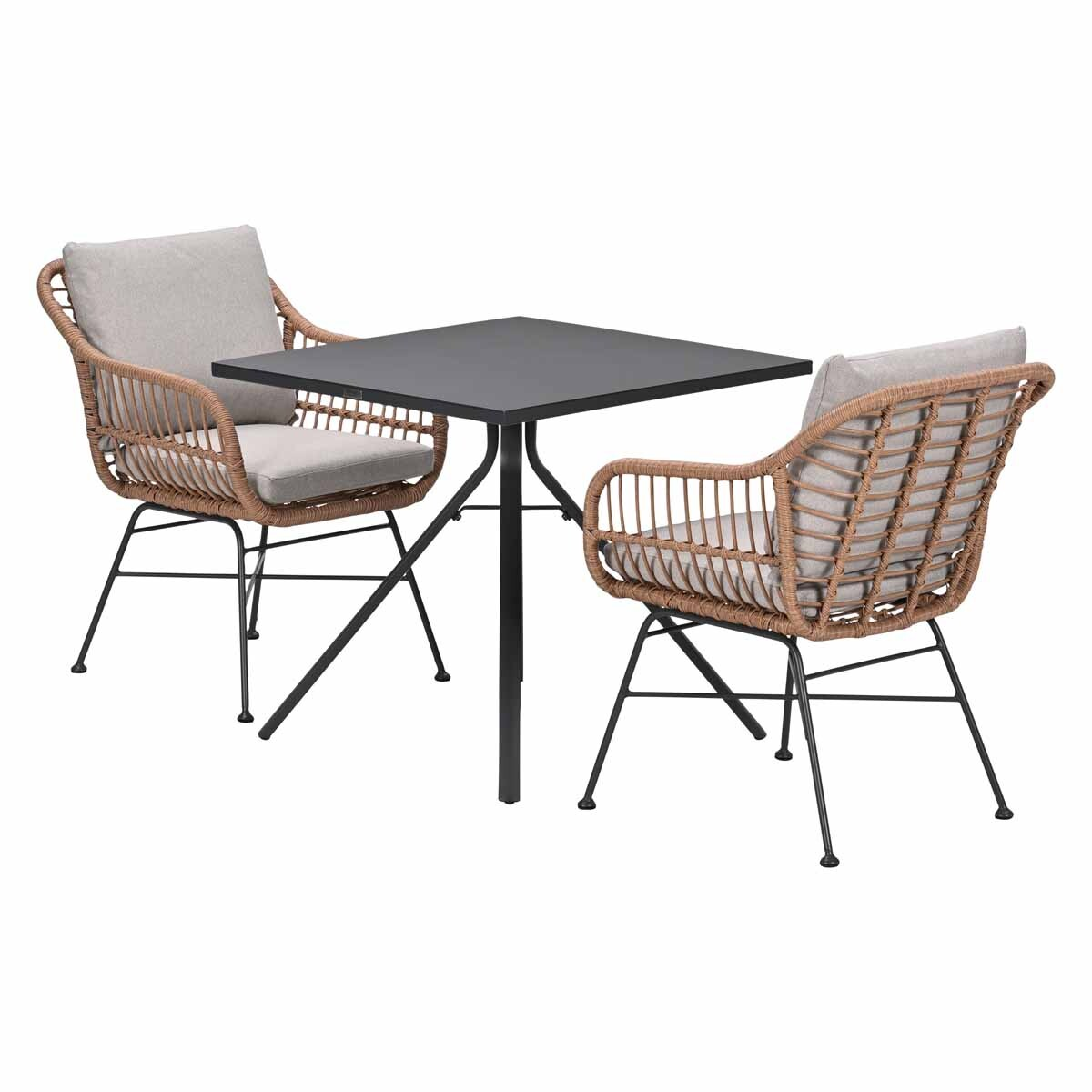 Een vierkante tafel met twee rieten stoelen met grijze kussens.