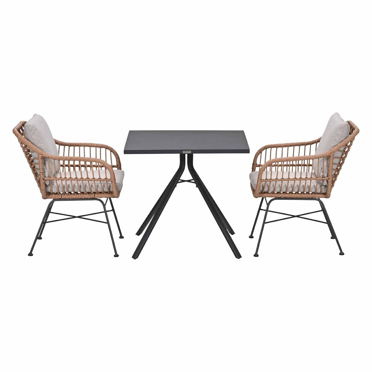 Een rechthoekige tafel met twee rotan stoelen met lichte kussens.
