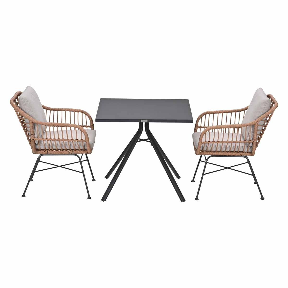 Een rechthoekige tafel met twee rotan stoelen met kussens.