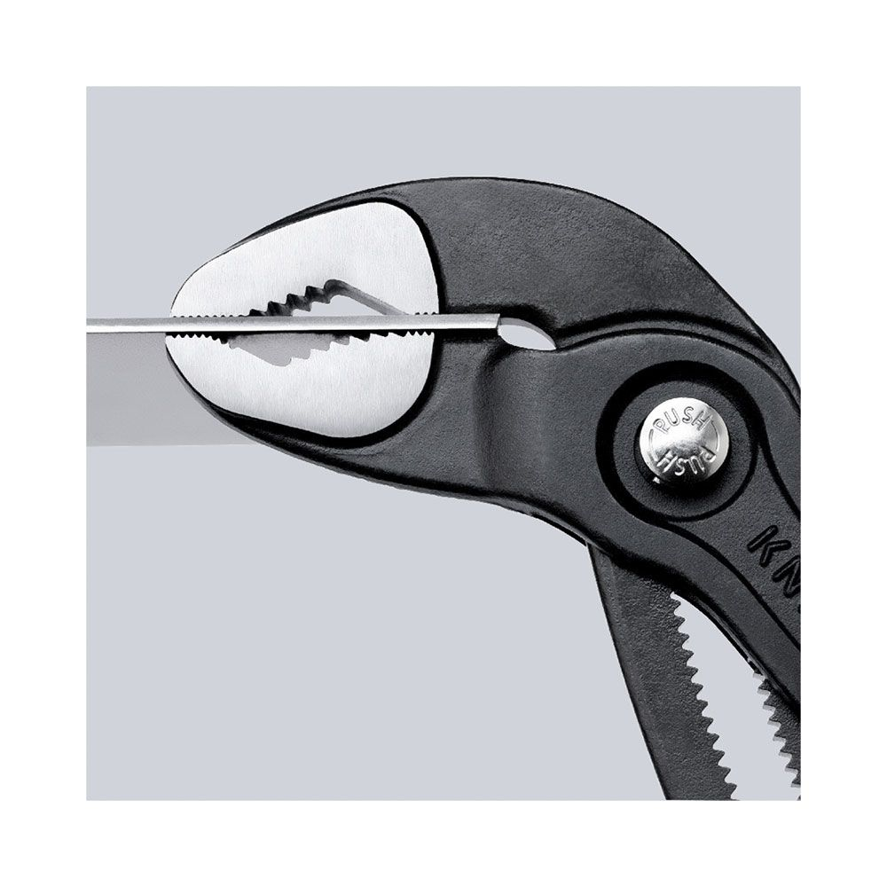 Czarne szczypce trzymające srebrny pręt metalowy między ząbkowanymi szczękami.