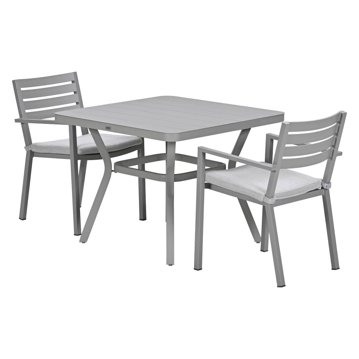 Grijze buitentafel met twee stoelen en lichtgrijze kussens.