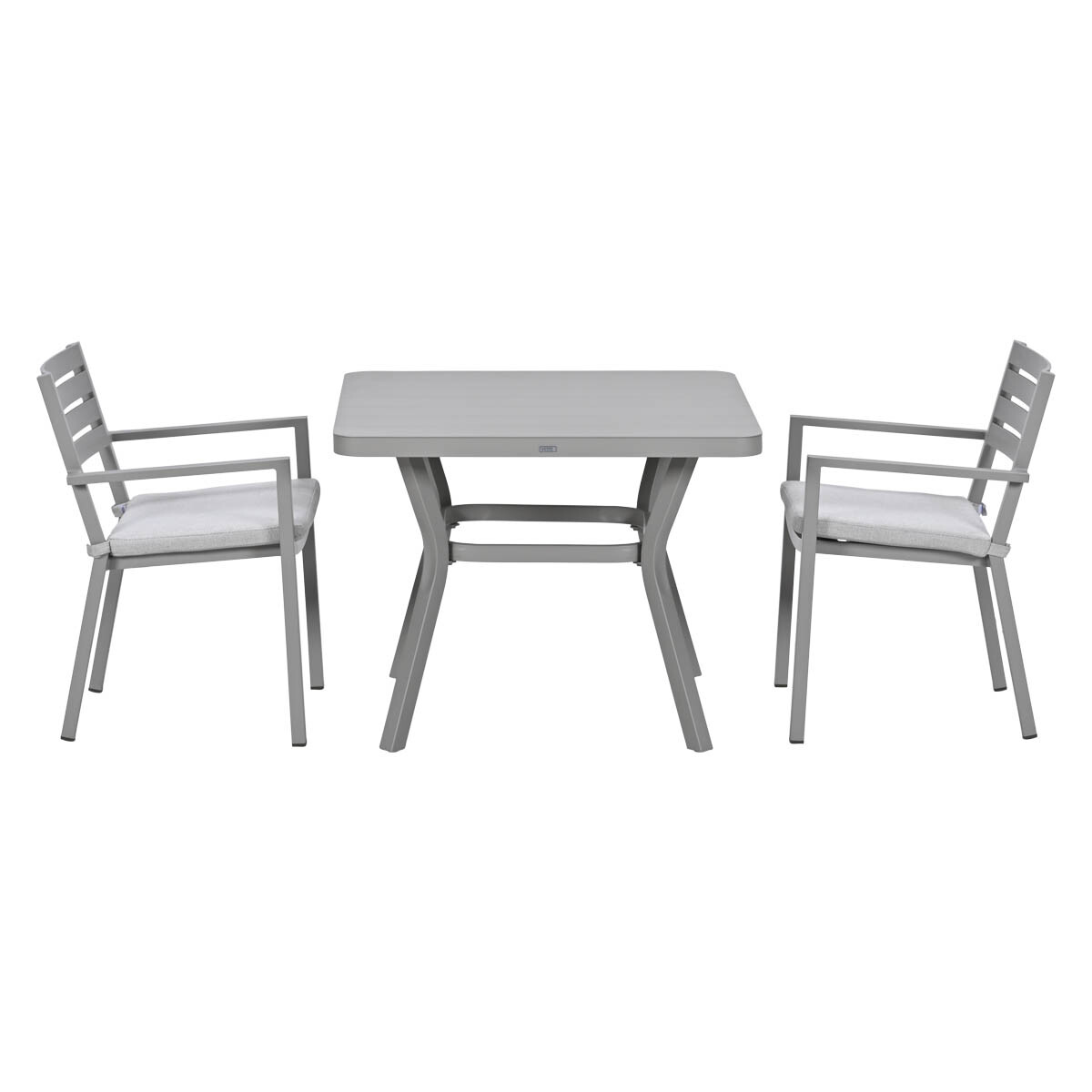 Grijze tafel met twee stoelen met lichtgrijze kussens.