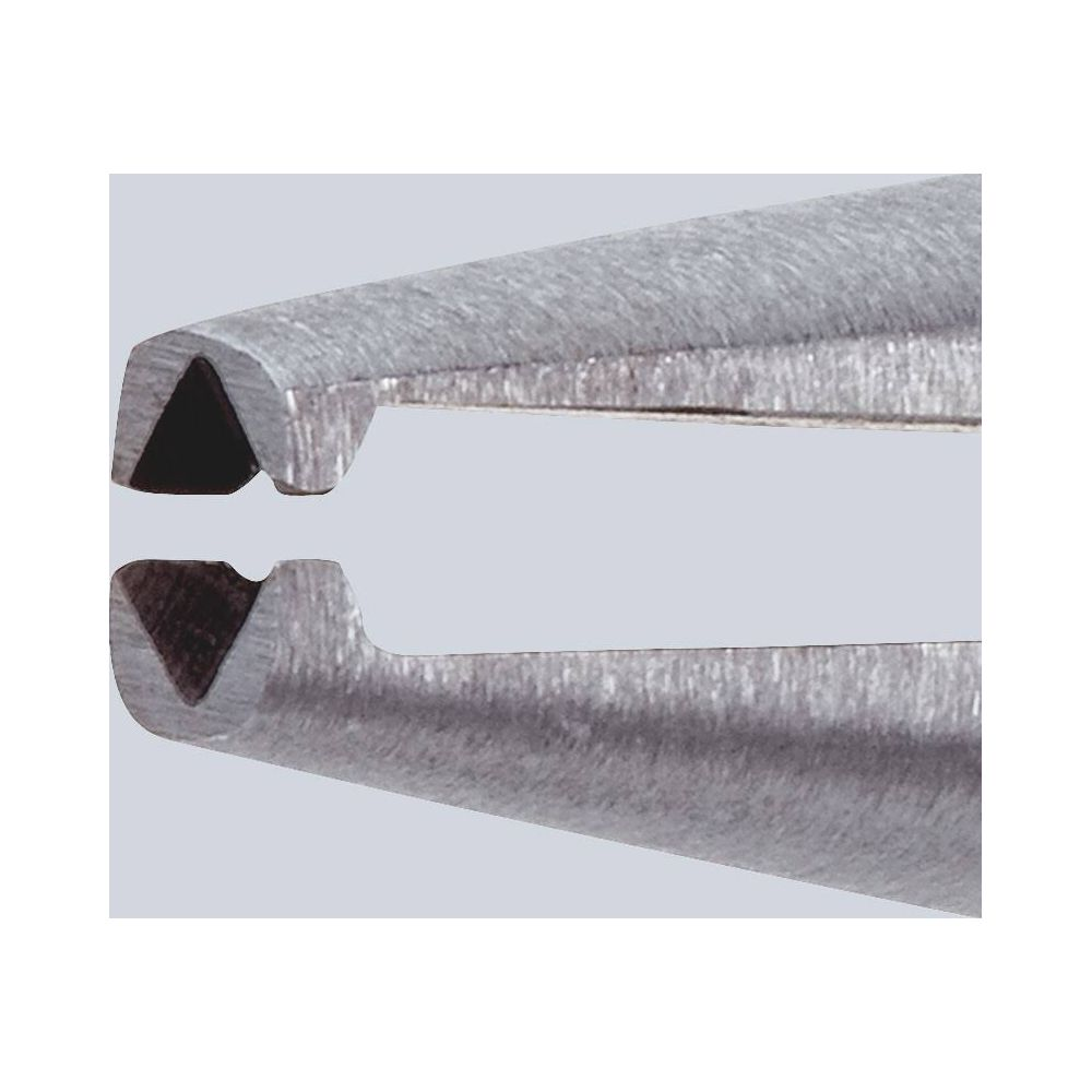 Nahaufnahme von zwei metallischen Zangenbacken, die eine dreieckige Form aufweisen.