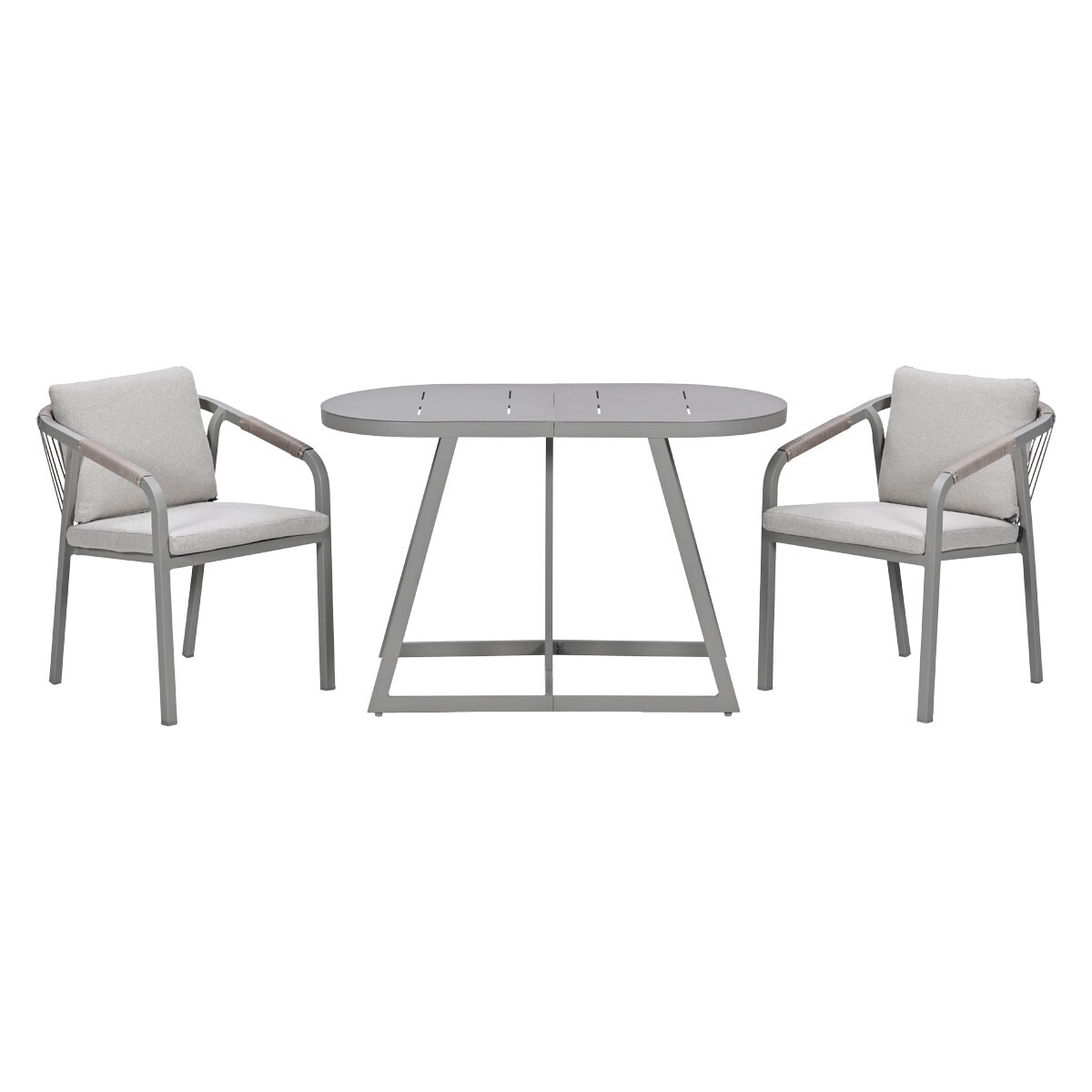 Een grijze ovale tafel met twee stoelen, allemaal metaal met kussens.