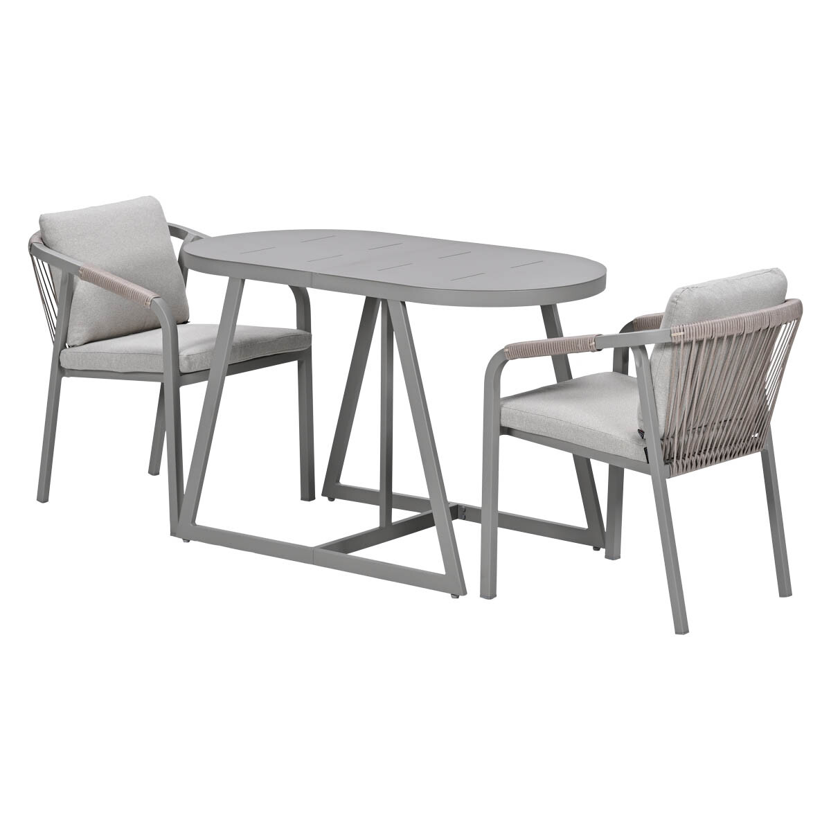 Een grijze ovale tafel met twee stoelen met lichtgrijze kussens.